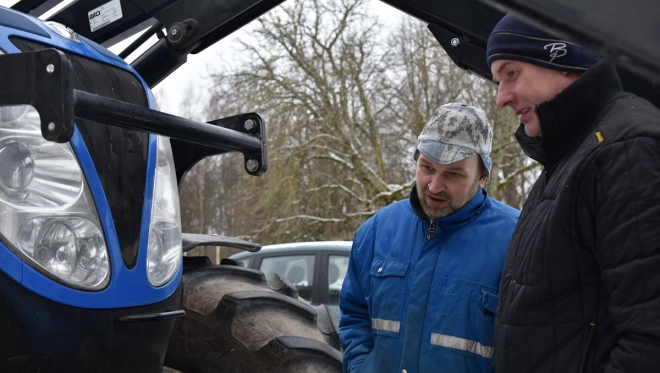 Kaks meest sinise kopplaaduriga traktori ninaosa ees seismas