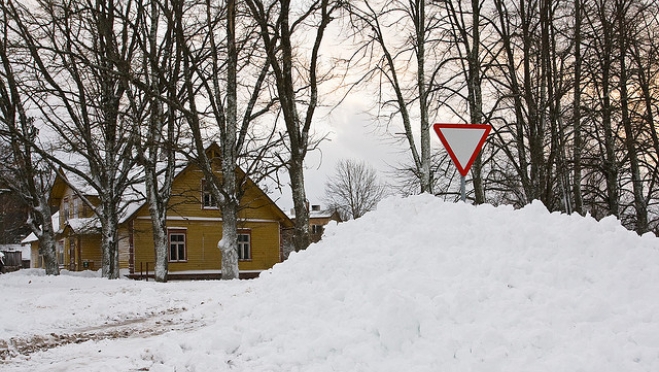 Lumi Kambjas Kesk ja Männi tänava ristmikul pärast 23.11.2008. aasta lumetormi. Foto: Heigo Mägi