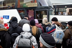 Reisijad minemas bussile.