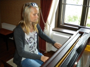 Neiu klaverit mängimas.